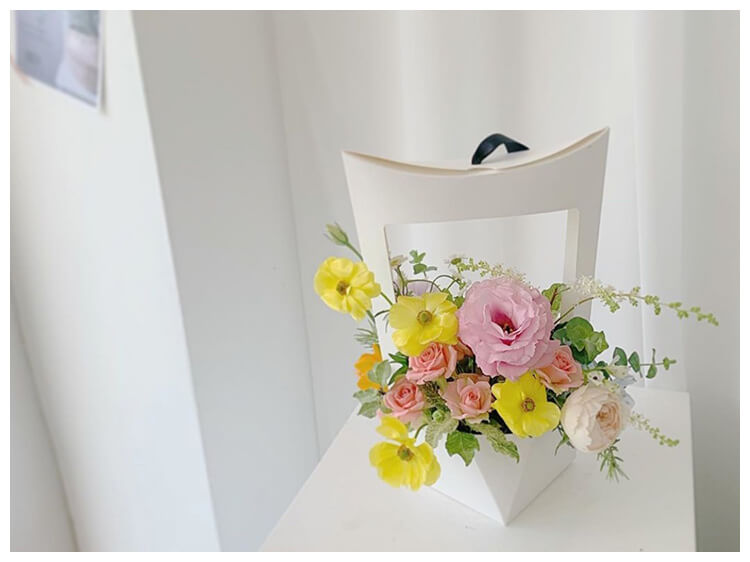 Curve Shaped Open Window Flower Gift Box